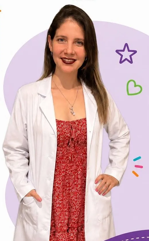 Dra. Ailén Sánchez Cruz, especialista en pediatría, en su consultorio de Mérida, Yucatán